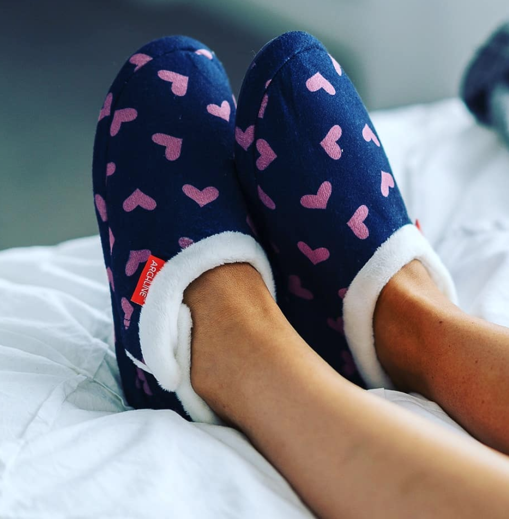 ARCHLINE Orthotic Slippers CLOSED Arch Scuffs Moccasins Pain Relief in Navy Hearts - EUR38