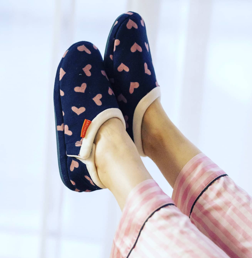 ARCHLINE Orthotic Slippers CLOSED Arch Scuffs Moccasins Pain Relief in Navy Hearts - EUR42